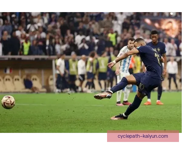 姆巴佩点球制胜，法国队状态回暖成就决赛荣誉