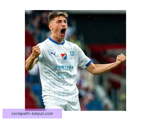 足球新星持续提升状态，备受关注的年轻球员表现引人注目